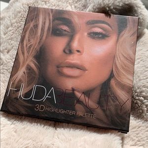 Huda Beauty 3D Highlighter Palette in Pink Sands